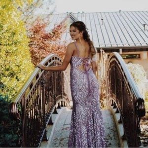 Dillard‘s prom dress fits more like a two or three but size 7